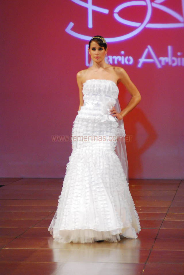 Vestido de novia strapless capas de volados con frunces Dario Arbina